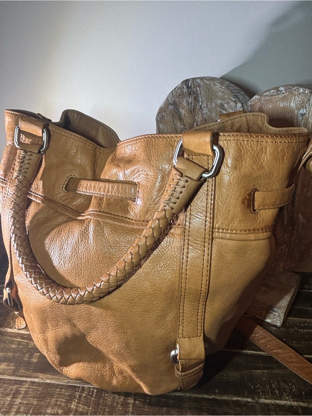 The Sak Classic Tan Leather Shoulder Bag - Stylish Everyday Tote - Picture 5 of 10